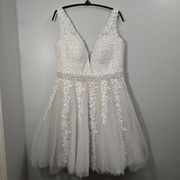 Abao Wedding Dresses & Skirts - NWT Abao Wedding Elegant Lace and Tulle Dress White Cream Size 12